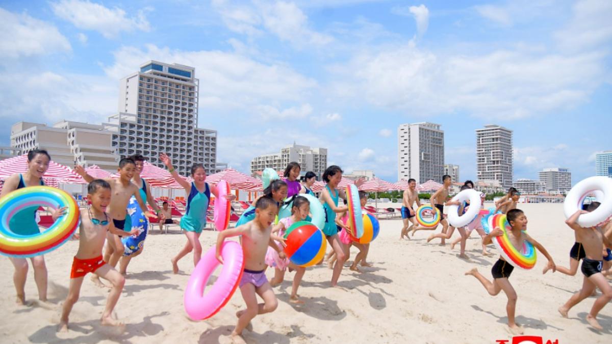 cum se distreaza nord coreeni in statiunea de la mare tocmai inaugurata de kim jong un au aparut primele imagini aprobate de phenian