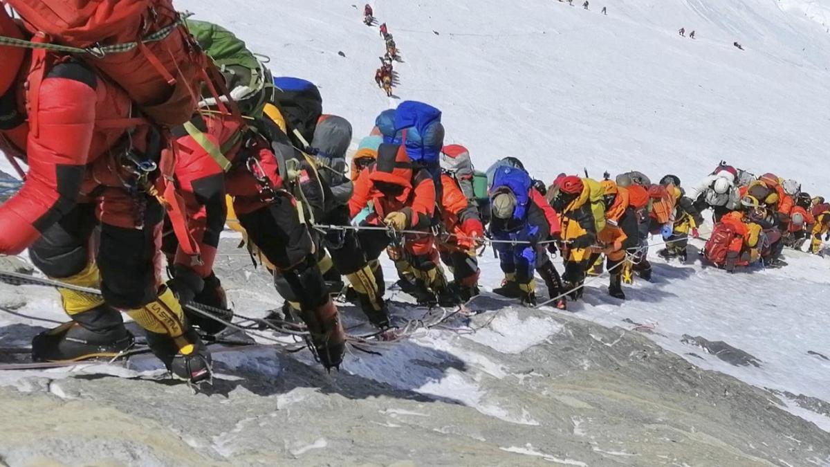 video cozi pe everest la o altitudine de peste 8 800 de metri ce greseala fac alpinistii