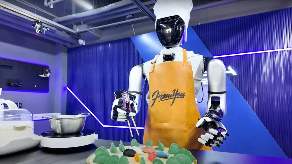 a aparut primul robot umanoid care face mancarea toarna vinul si foloseste perfect betisoarele chinezesti cum arata bucatarul cu ai