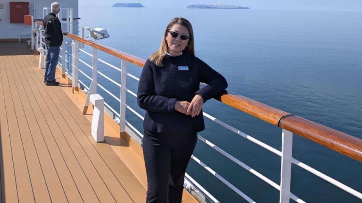 o femeie de 50 de ani si a dat demisia ca sa poata trai permanent pe un vas de croaziera