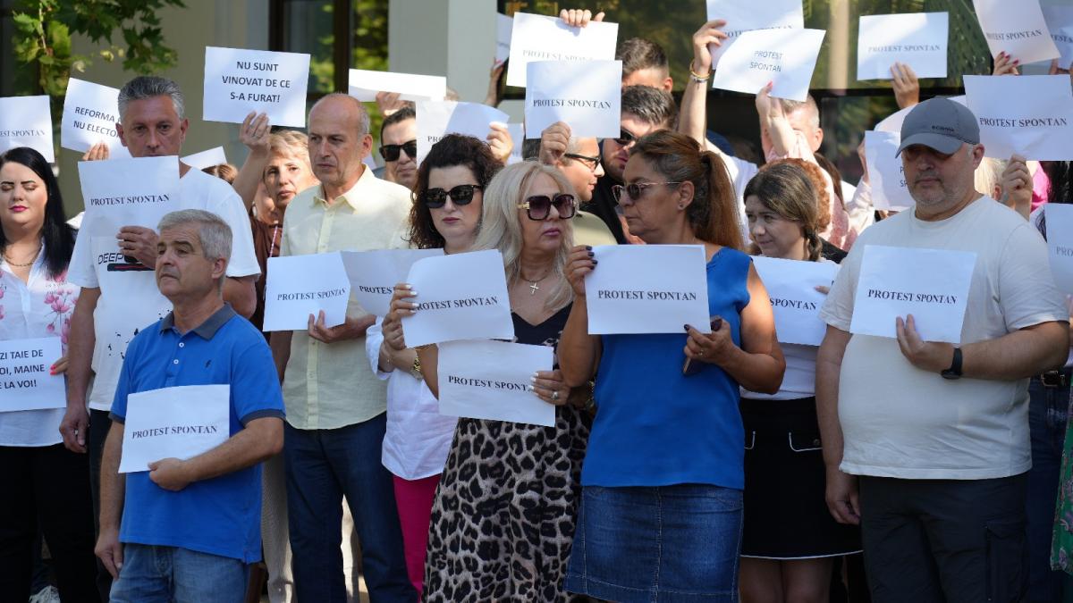 proteste la institutii publice din toata tara dragos pislaru inconjurat de angajati daca erati solidar cu noi va dadeati demisia