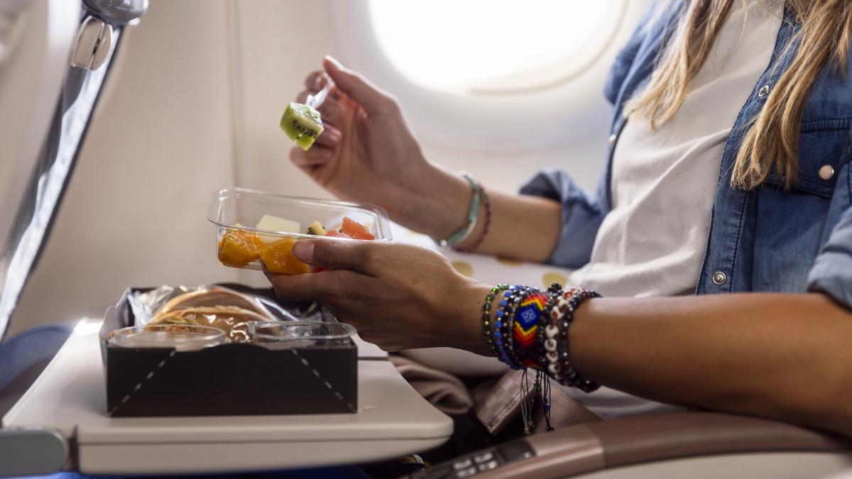 alimentele pe care nu trebuie sa le consumi niciodata inainte de zborul cu avionul explicatiile unui medic
