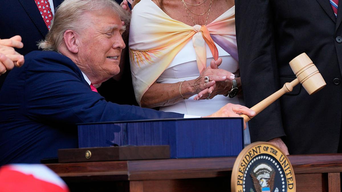 intram in epoca de aur a americii de ziua independentei trump si a promulgat marea si frumoasa lege bugetara