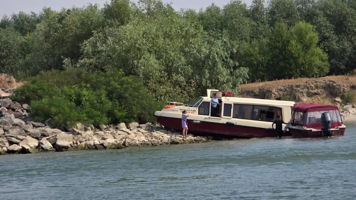 o ambarcatiune cu 12 persoane la bord s a izbit de mal in delta dunarii intervin mai multe ambulante si un elicopter smurd