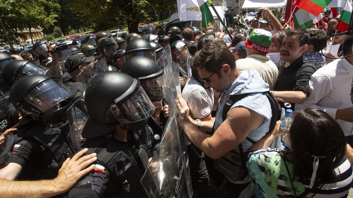 proteste masive in bulgaria fata de aderarea la euro toate marile orase sunt blocate de manifestanti care cer demisia guvernului