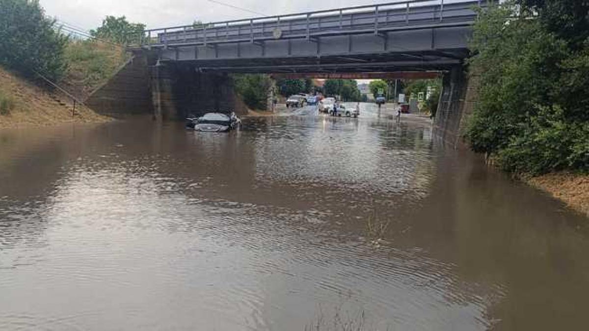 rupere de nori si furtuna in fagaras un copac a cazut peste o masina aflata in mers strazi au fost acoperite cu apa