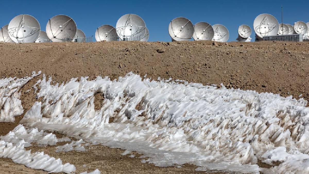 ninge in desertul atacama si nu oricum cea mai puternica retea de radiotelescoape de pe pamant a intrat in modul de supravietuire