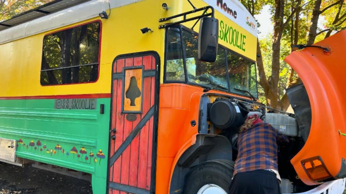 un cuplu a cumparat un autobuz scolar si s a mutat in el cat a costat transformarea intr o casa de vis pe roti