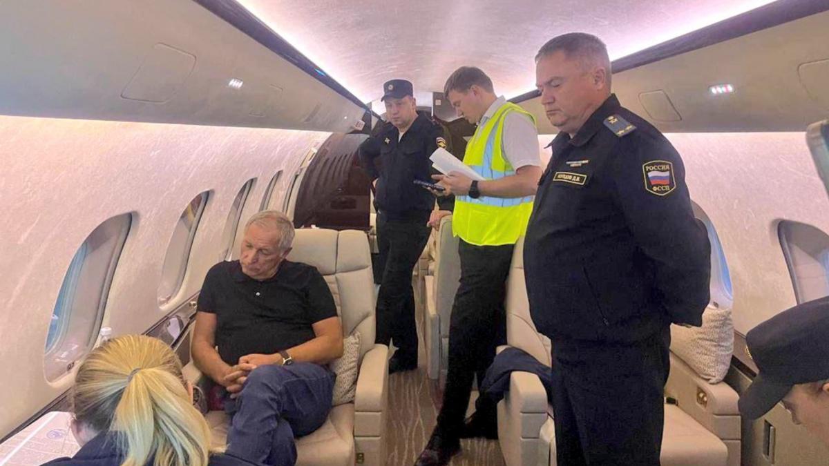 oligarh rus fost prieten al lui putin arestat din avionul privat magnatul aurului konstantin strukov incerca sa fuga in turcia