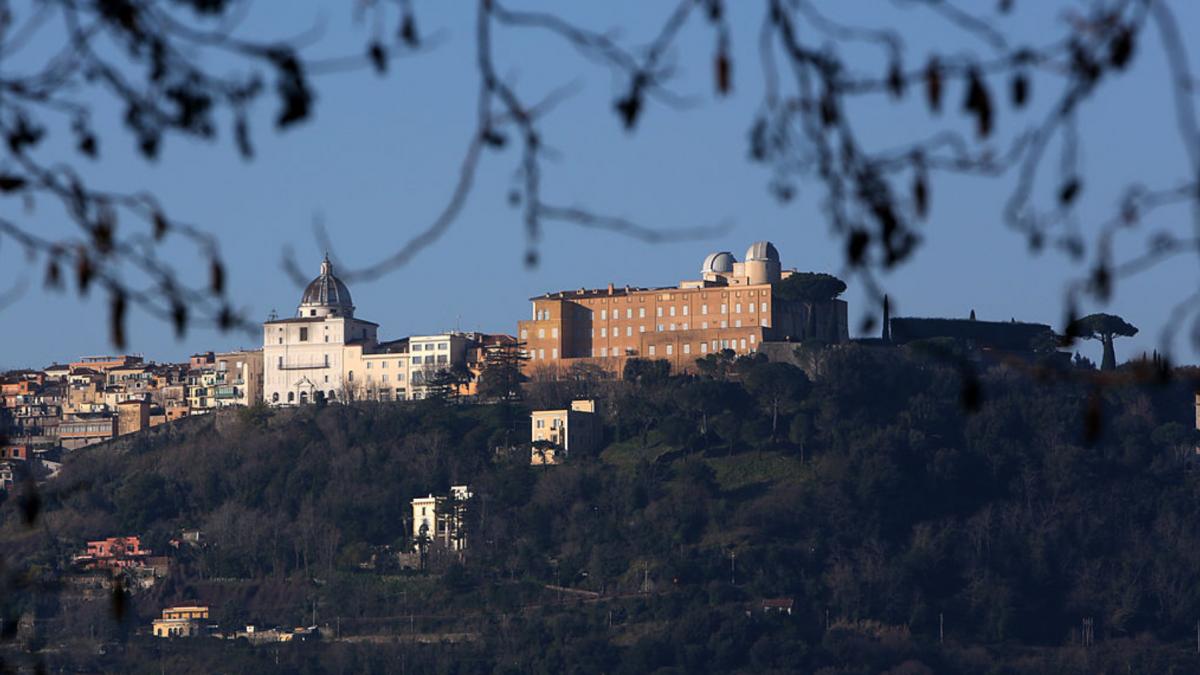 oraselul de pe deal unde papa leon al xiv lea isi petrece vacanta de vara cum arata castel gondolfo botezat anticamera paradisului
