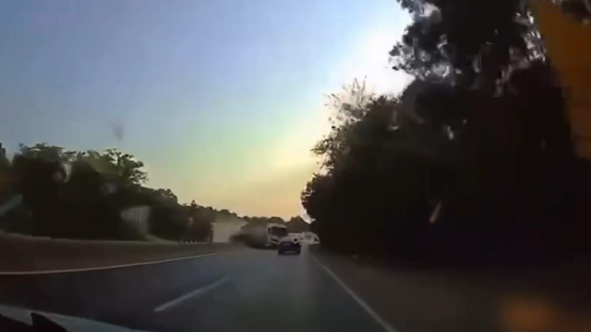 imagini cu accidentul teribil de pe centura capitalei o basculanta sparge parapetul de beton si intra intr o masina soferul a murit