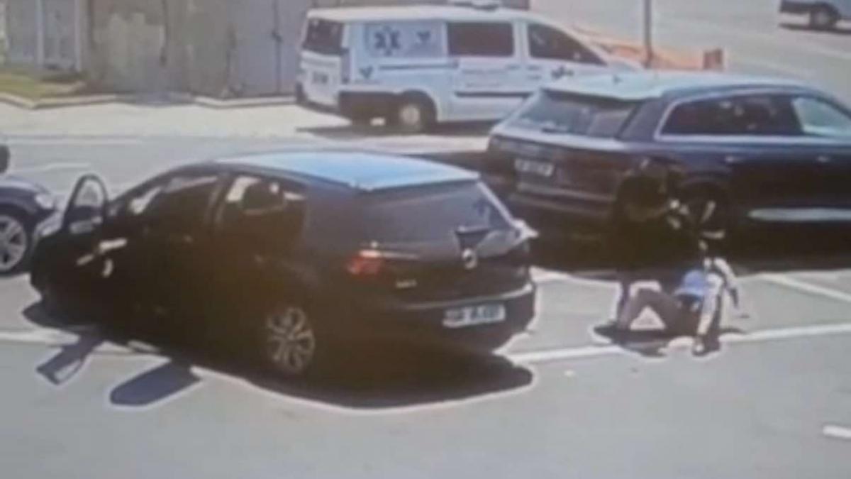 momentul socant in care doi barbati rapesc o femeie din parcarea unui supermarket din bacau