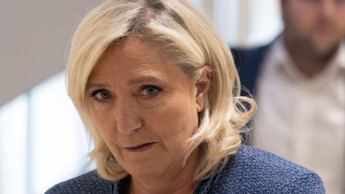 partidul lui marine le pen si aliatii sai ar fi cheltuit ilegal milioane de euro parchetul european a deschis o ancheta