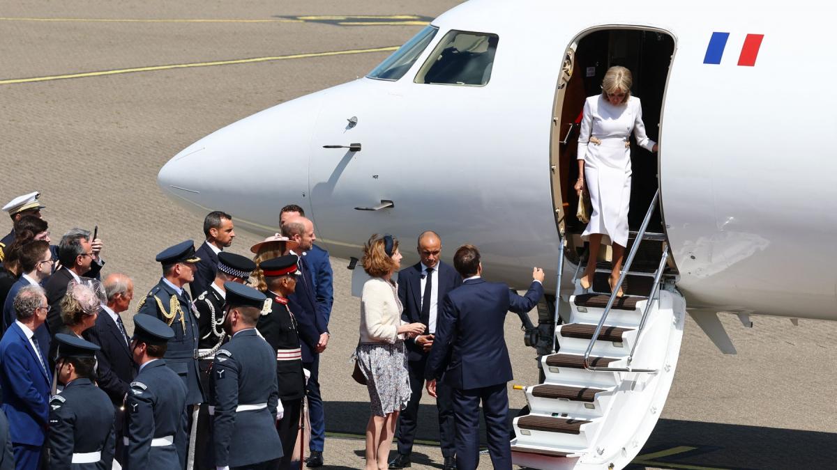 un nou videoclip viral cu macron si sotia sa brigitte l a lasat cu mana intinsa la coborarea din avionul care i a adus la northolt