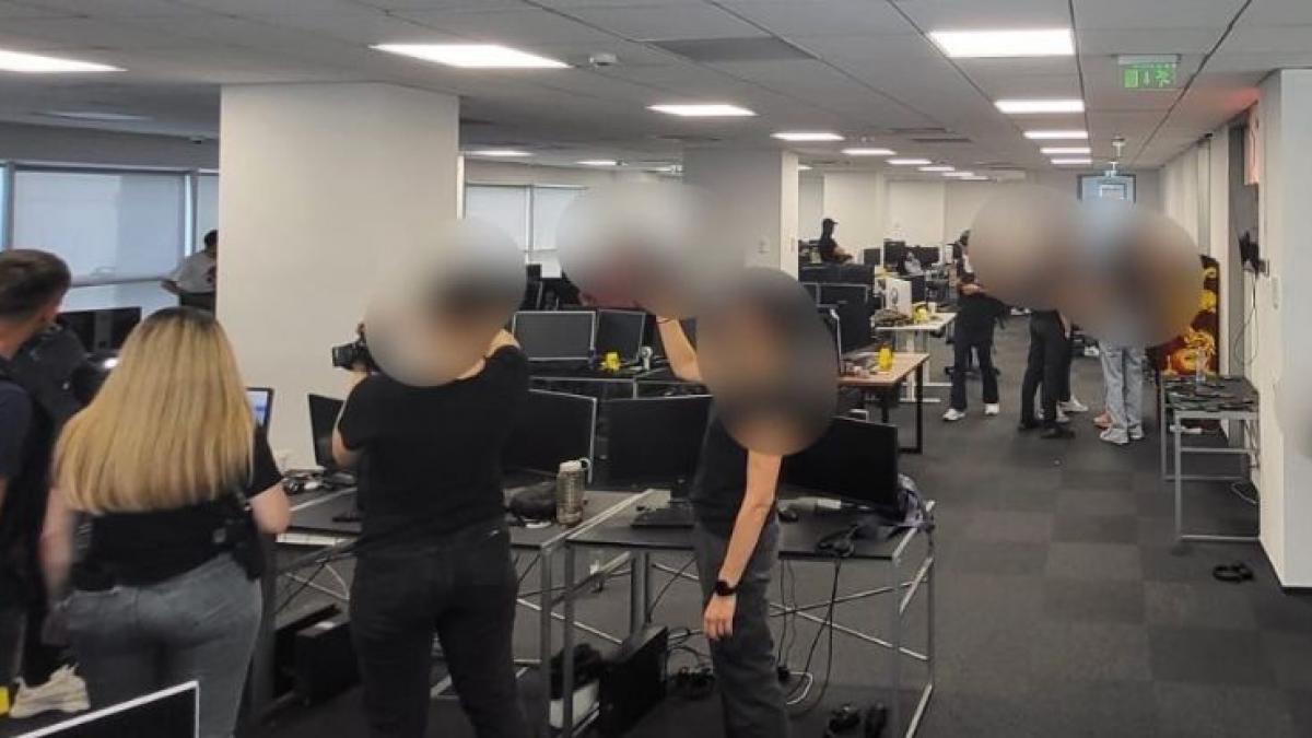 300 de suspecti ridicati si dusi la audieri intr un dosar masiv de fraude informatice escrocii isi sunau victimele de la call center