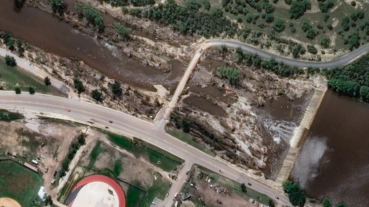 imagini din satelit cum arata din spatiu locul dezastrului din texas unde peste 100 de oameni au murit in inundatii catastrofale