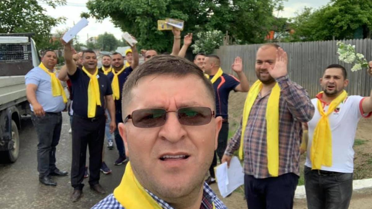 primarul merlin din slobozia bradului a fost batut de consateni de fata cu politia ii intrebase daca au autorizatie de constructie