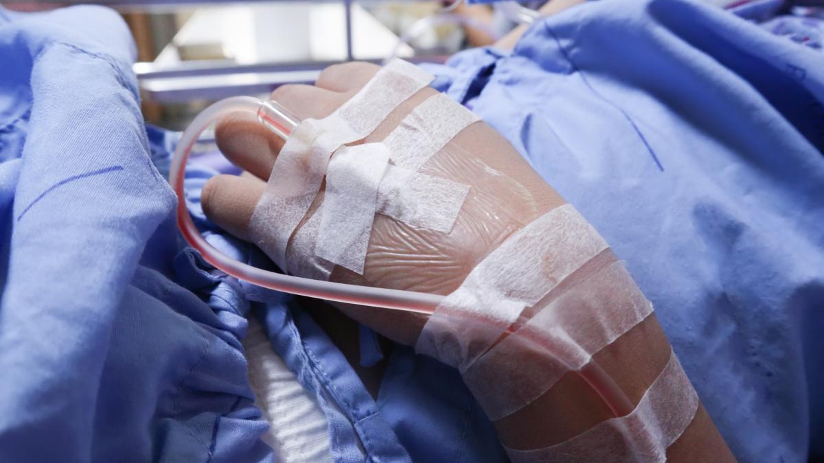 un tanar de 20 de ani e internat la institutul matei bals cu antrax mama barbatului a murit tatal are simptome