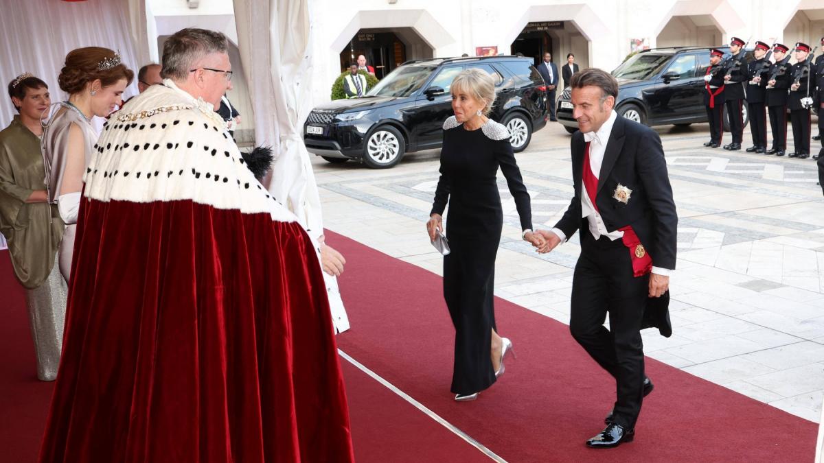 in sfarsit s au tinut de mana imagini inedite cu emmanuel macron si sotia sa brigitte la banchet de la guildhall