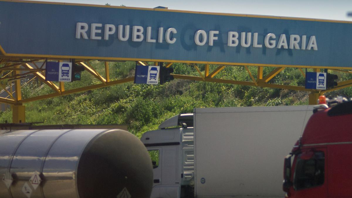 politia bulgara a descoperit 16 migranti ascunsi intr un camion frigorific aproape de granita cu romania