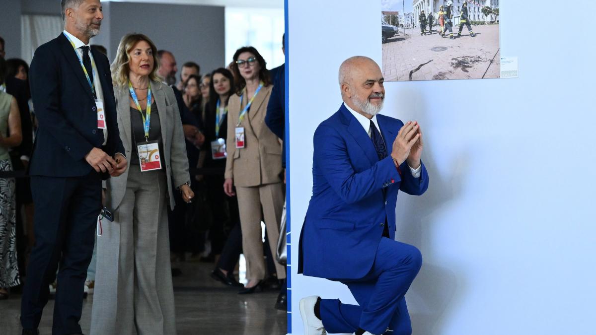 s a intamplat din nou premierul albaniei a ingenuncheat iar in fata giorgiei meloni