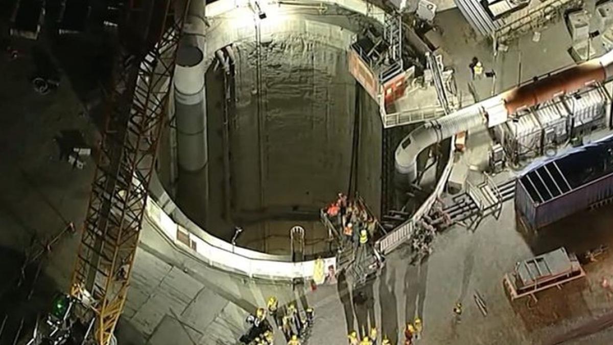 un tunel urias s a prabusit sub los angeles lumea a aflat de el dupa un accident in care au ramas blocati 31 de muncitori