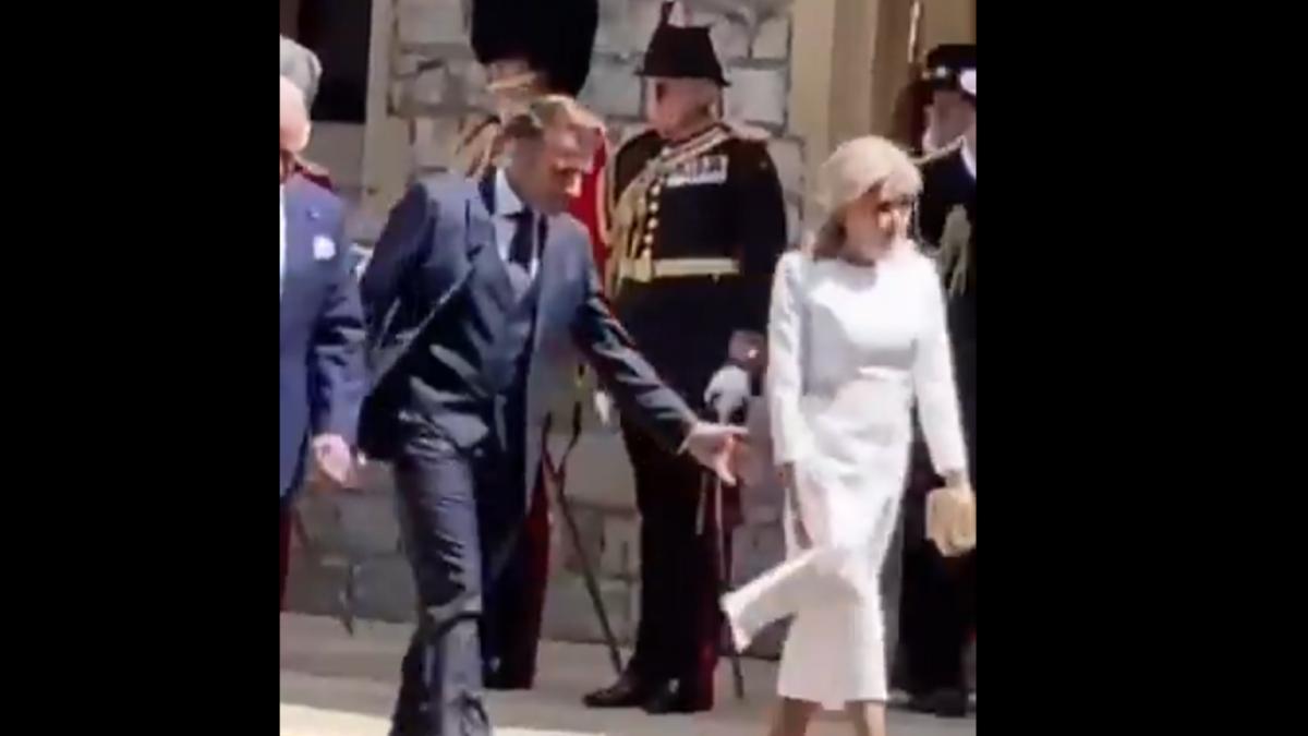 emmanuel macron a fost lasat din nou cu mana intinsa de sotia sa brigitte se indeparteaza de el in timp ce incearca sa o ia de mana