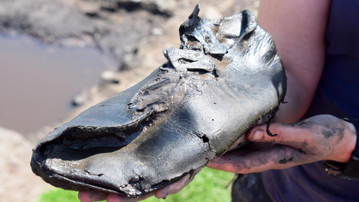 pantofi uriasi de marimea 49 starnesc intrebari printre arheologi cine erau uriasii de acum 2 000 de ani