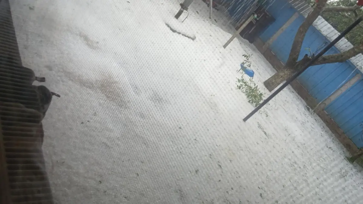 drumuri si curti acoperite de grindina dupa codul rosu de vijelii temperaturile au scazut cu 18 grade in doar cateva minute