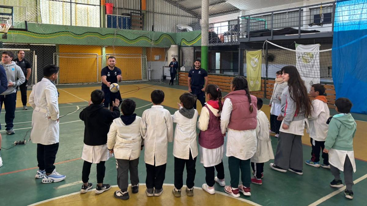 ambasada romaniei in uruguay a primit nationala de rugby a romaniei la montevideo pentru un eveniment dedicat educatiei prin sport