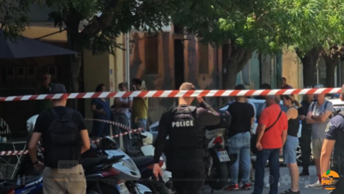 atac armat la atena doua persoane au fost impuscate in timp ce se aflau la o cafenea agresorul a fugit