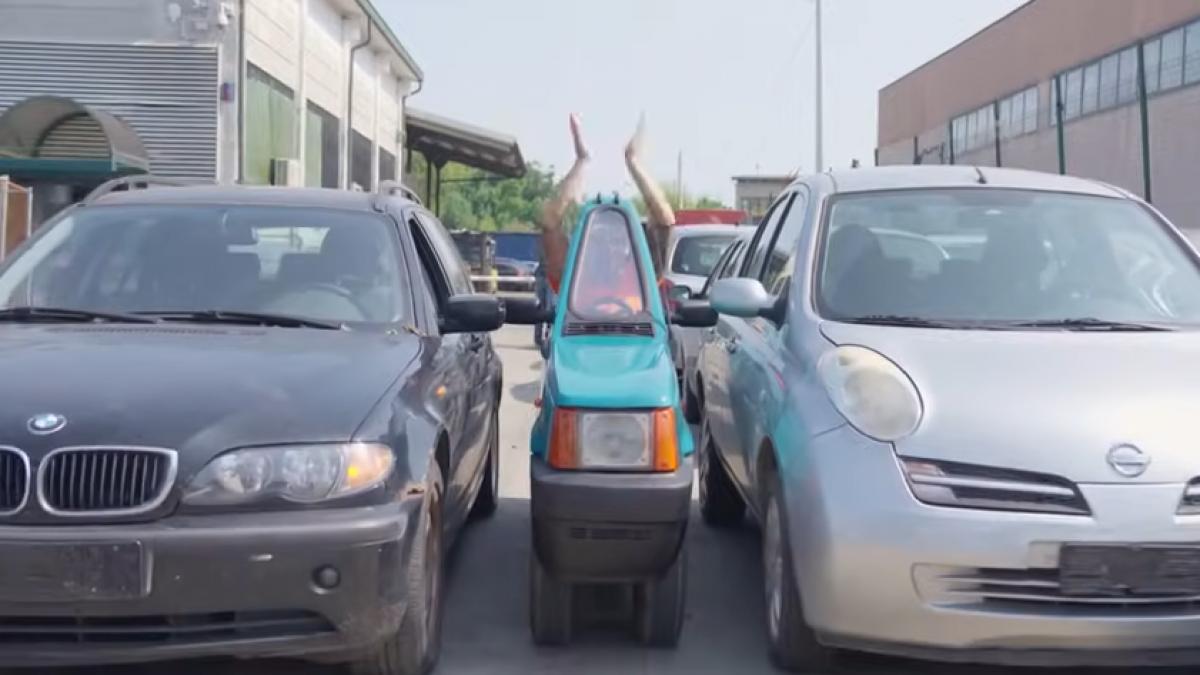 cea mai ingusta masina din lume are doar 50 de centimetri latime a fost construita de un mecanic auto din italia