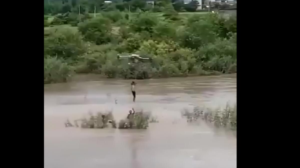 doi copii au fost salvati de o drona agricola dupa ce locul unde se aflau s a inundat brusc