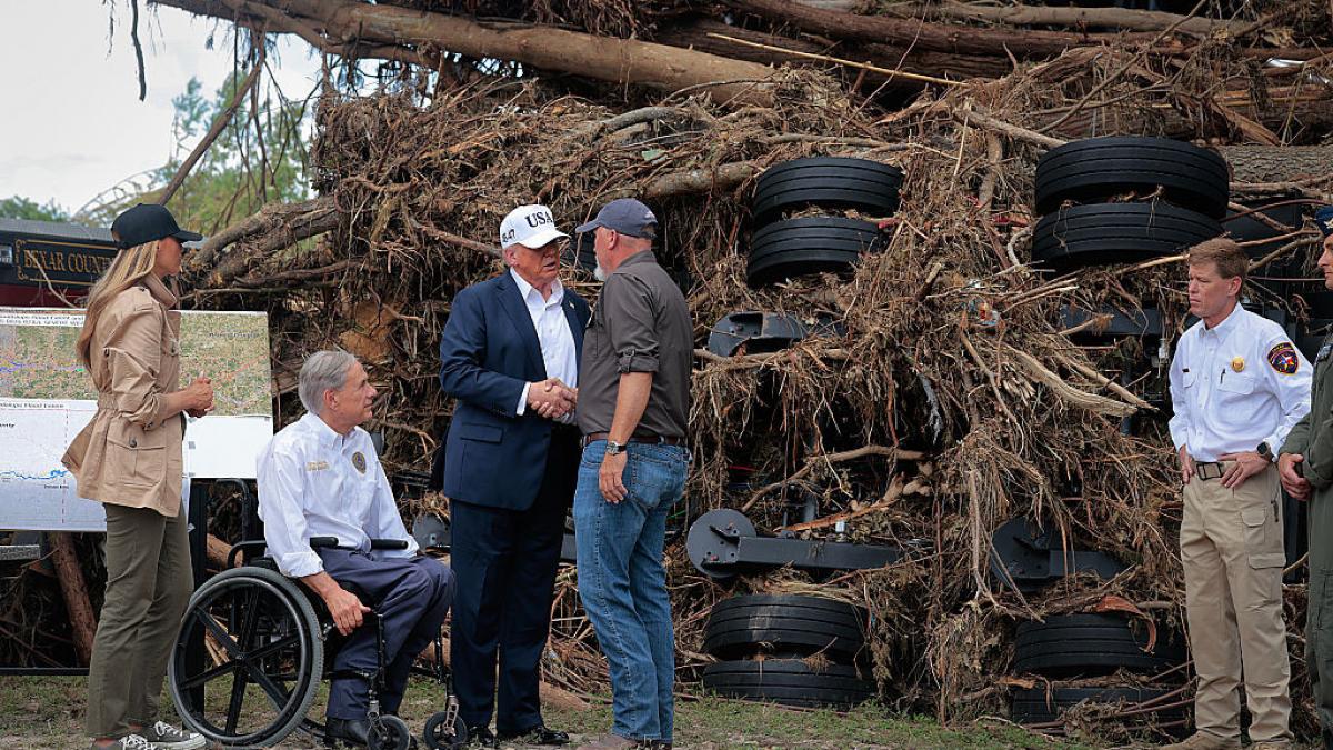 donald trump dupa inundatiile devastatoare din texas poate ca ar fi trebuit sa aiba clopote ceva care sa sune