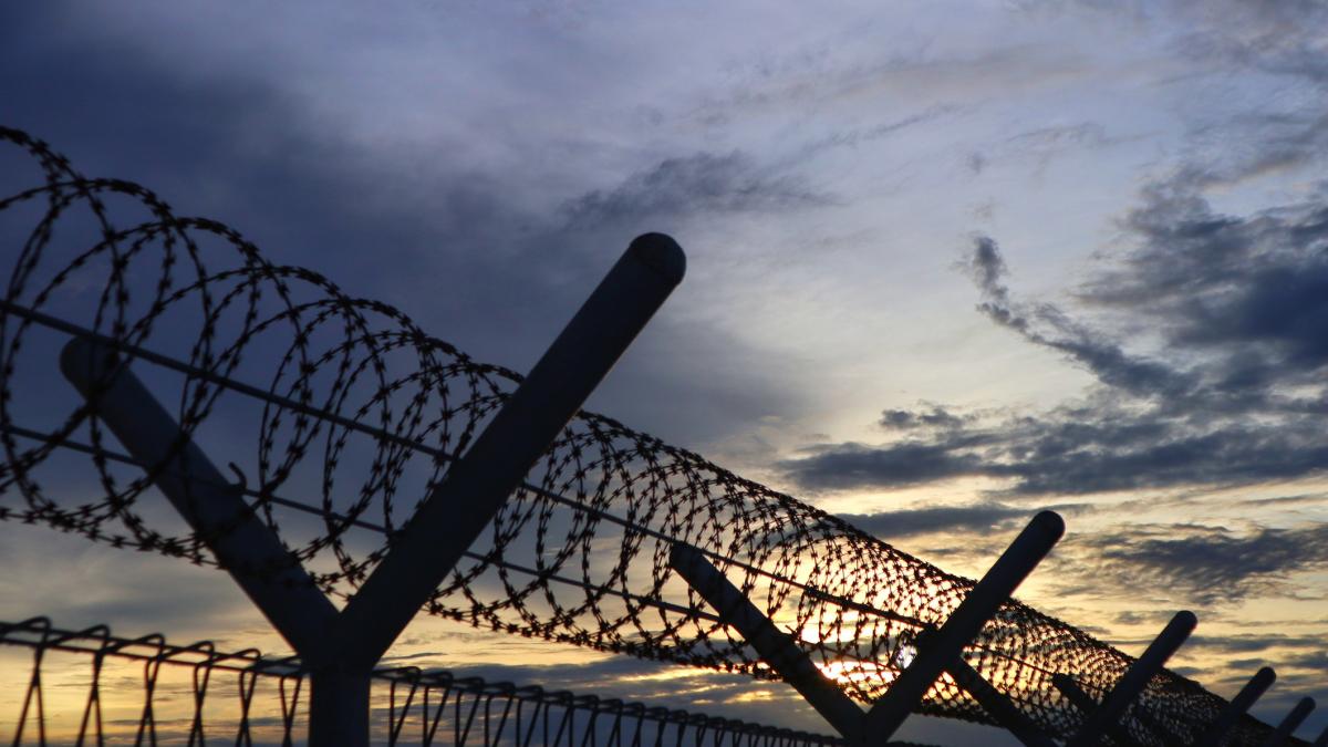 evadare ca n filme dintr o inchisoare franceza un detinut s a ascuns in bagajul colegului eliberat la final de pedeapsa