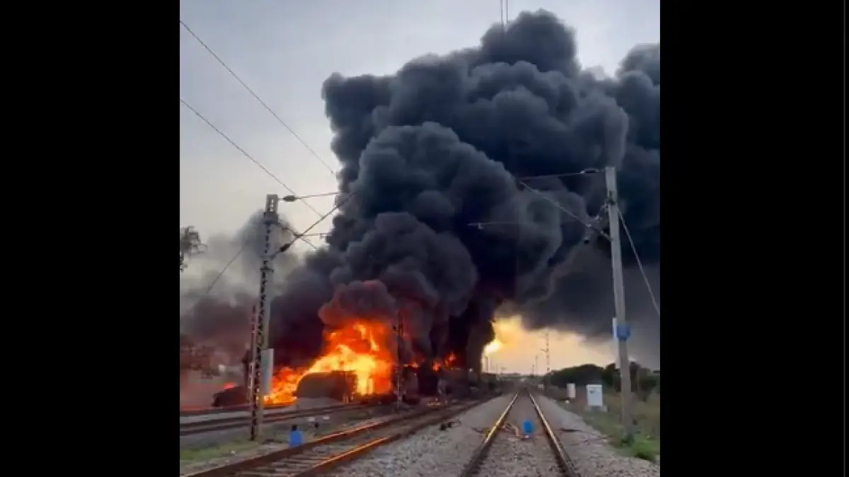 un incendiu de proportii a izbucnit intr un tren care transporta titei cinci vagoane au ars fumul gros a sufocat orasele din zona