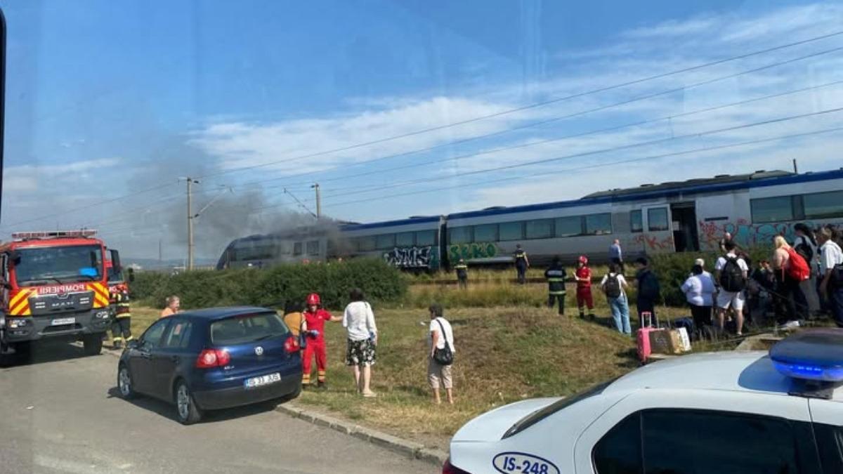 locomotiva unui tren de calatori a luat foc la intrarea in pascani 52 de pasageri printre care 32 de copii s au autoevacuat
