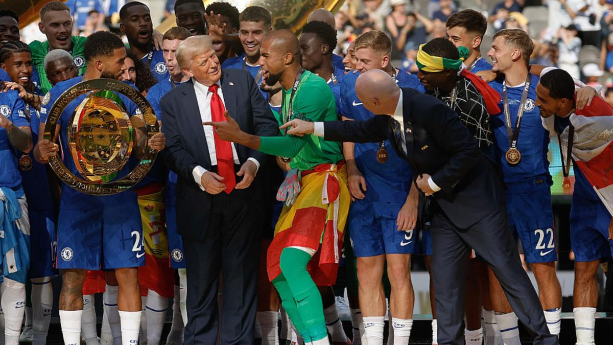 modul ciudat in care a sarbatorit trump alaturi de echipa chelsea castigarea cupei mondiale a cluburilor am fost putin confuz