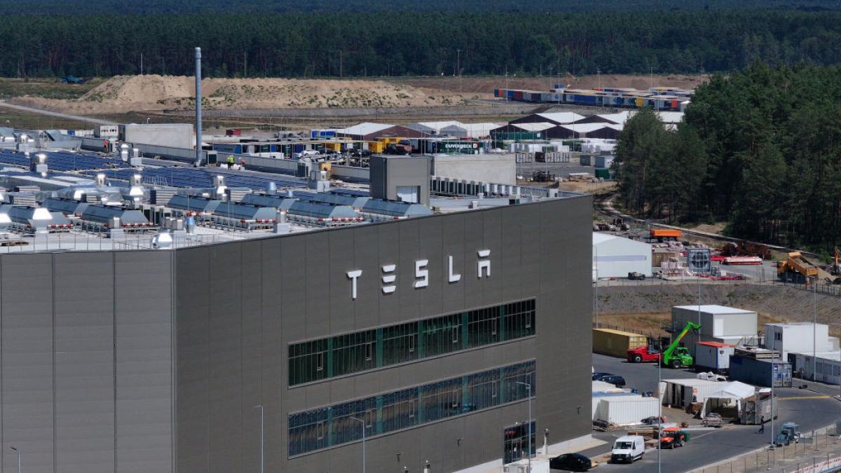 o fabrica tesla distruge un oras linistit din germania elon musk nu isi asuma nicio responsabilitate sociala aici