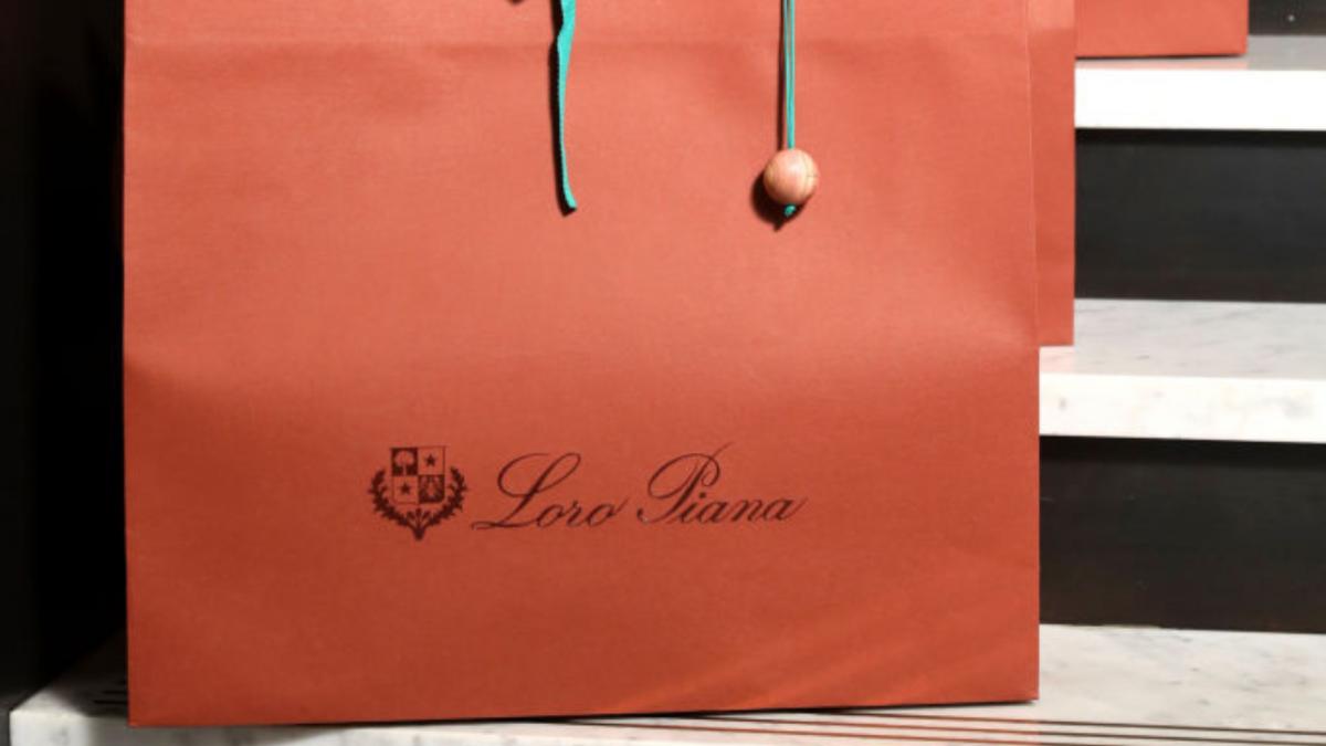 scandal la loro piana angajatii care faceau hainele de lux erau exploatati un croitor a fost batut fiindca si a cerut salariul