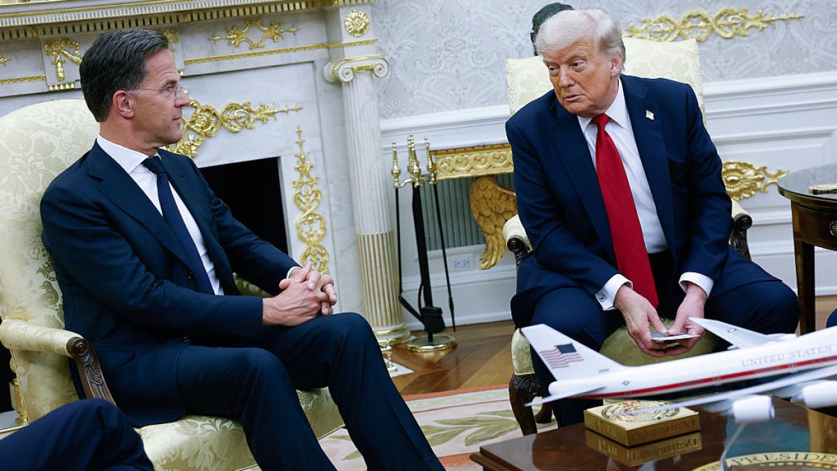 trump anunta la intalnirea cu seful nato ca sua vor da ucrainei cele mai bune arme si ca va sanctiona rusia cu tarife de 100