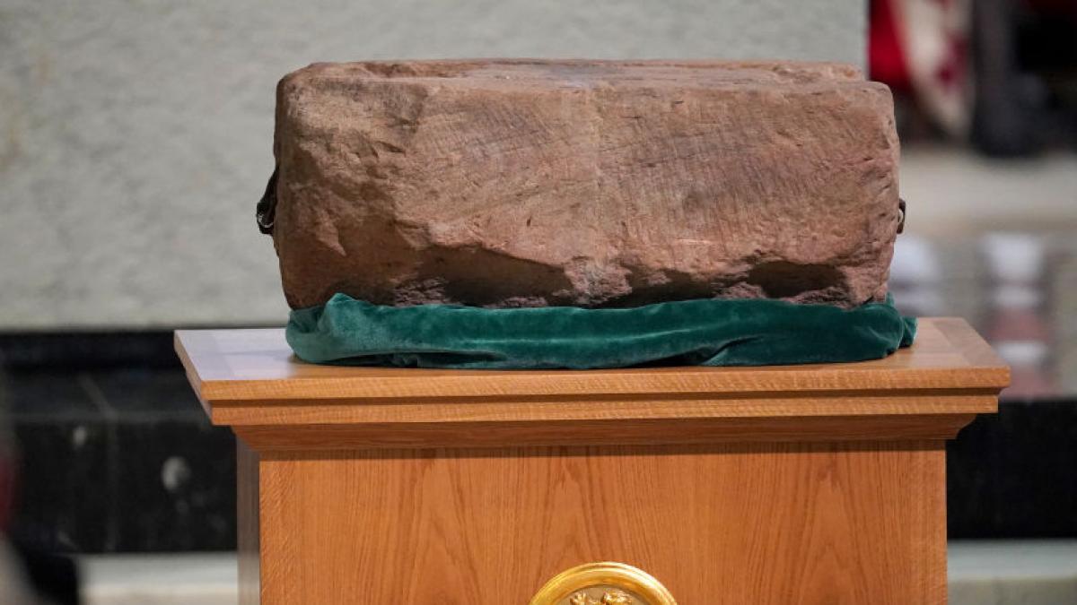 un turist a incercat sa sparga vitrina in care se afla piatra destinului ce s a intamplat cu el