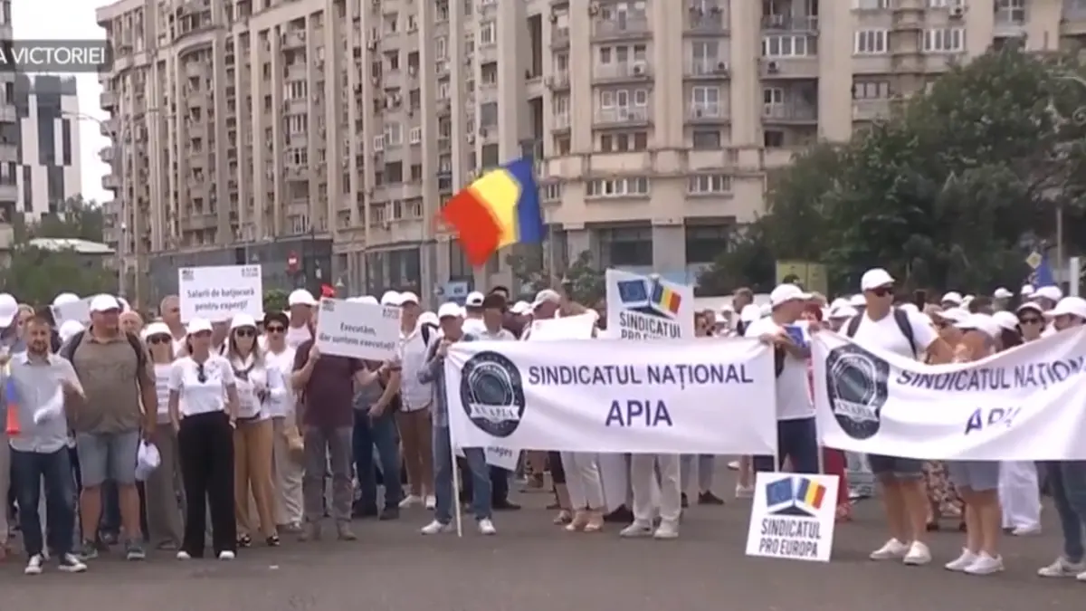 protest in piata victoriei angajati din apia si ministerul proiectelor europene critica inghetarea salariilor si reducerea sporurilor