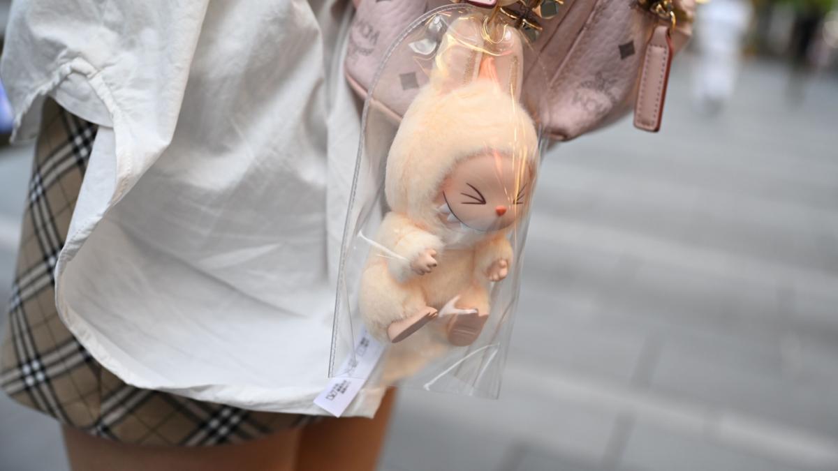 isteria labubu pop mart compania chineza care produce papusile a declarat ca profiturile sale sunt pe cale sa explodeze