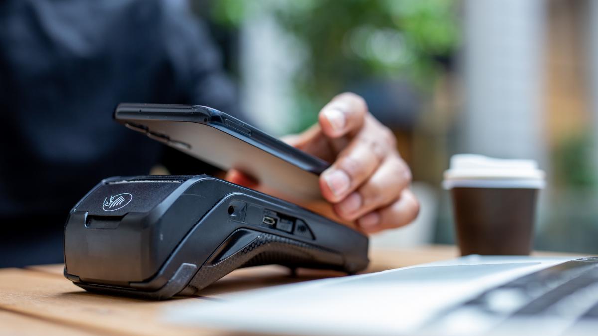 client care plateste cu cardul la o cafenea