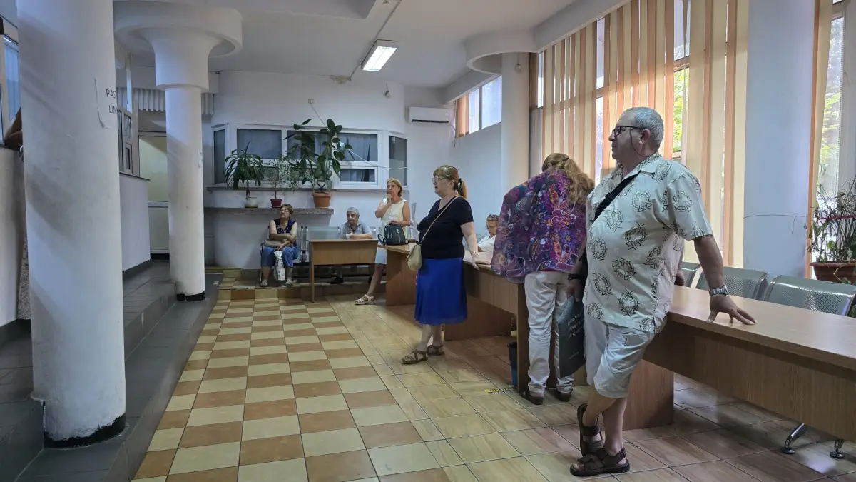 nu functioneaza sistemul cum sunt umiliti pensionarii care asteapta luni de zile la casele de pensii sa si primeasca banii