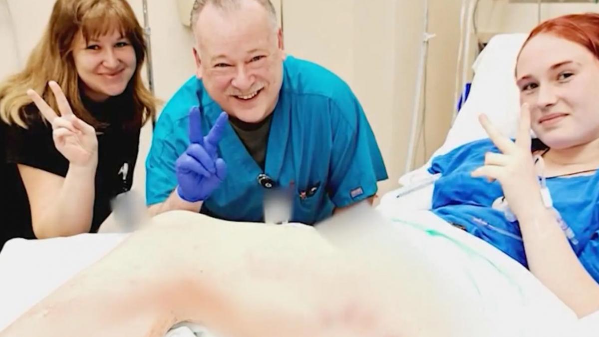 o fata de 15 ani s a luptat cu aligatorul care a atacat o si s a salvat l am lovit cu pumnii cat am putut de tare