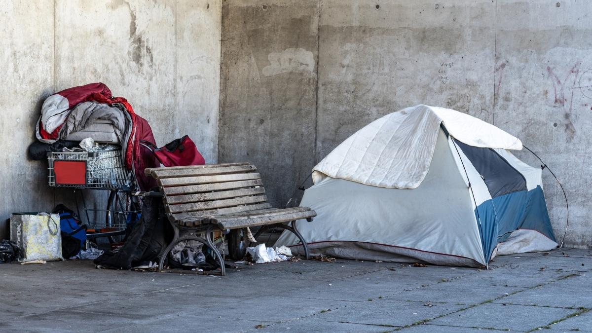 povestea de succes a unui tanar din croatia care a dormit pe strazi iar acum are doua diplome de master si si a deschis o cafenea