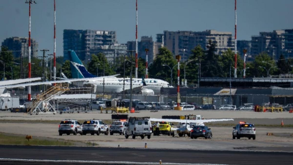 un avion a fost deturnat in canada politia a fost mobilizata la aeroportul vancouver iar zborurile au fost suspendate