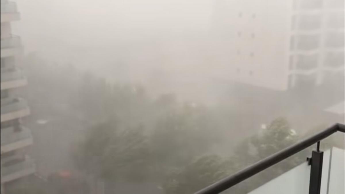 imagini incredibile surprinse in timpul furtunii de joi din bucuresti si ilfov rafale cu puterea unui uragan au distrus totul in cale